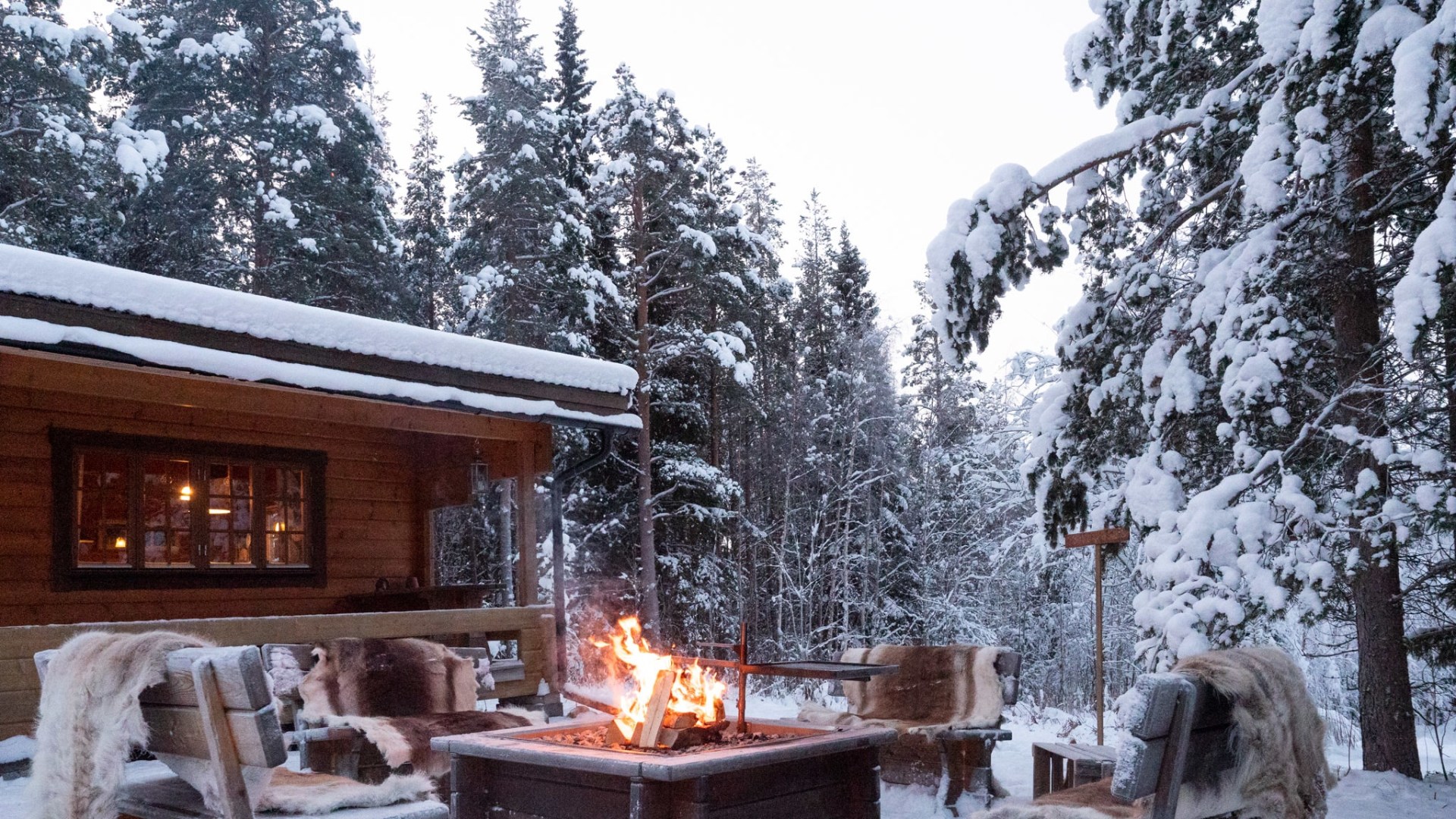 Lagerfeuer vor der Hütte